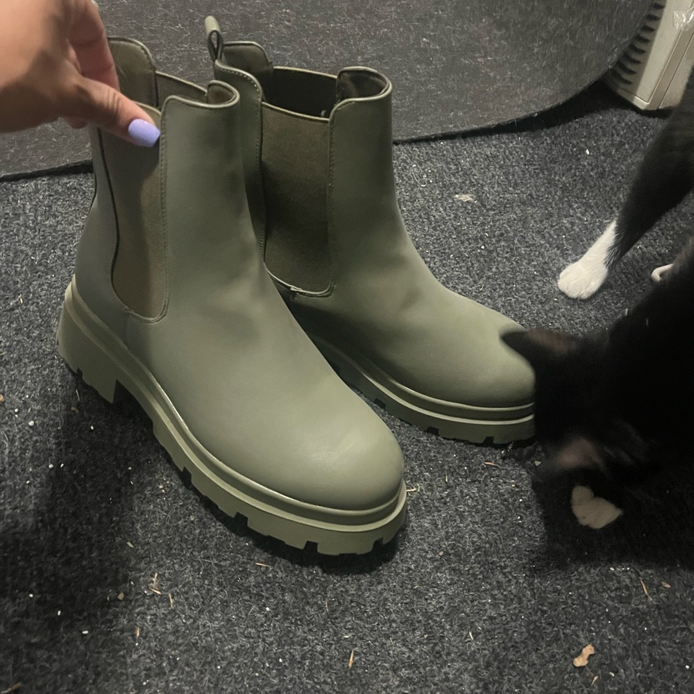 Never worn chunky army green boots!